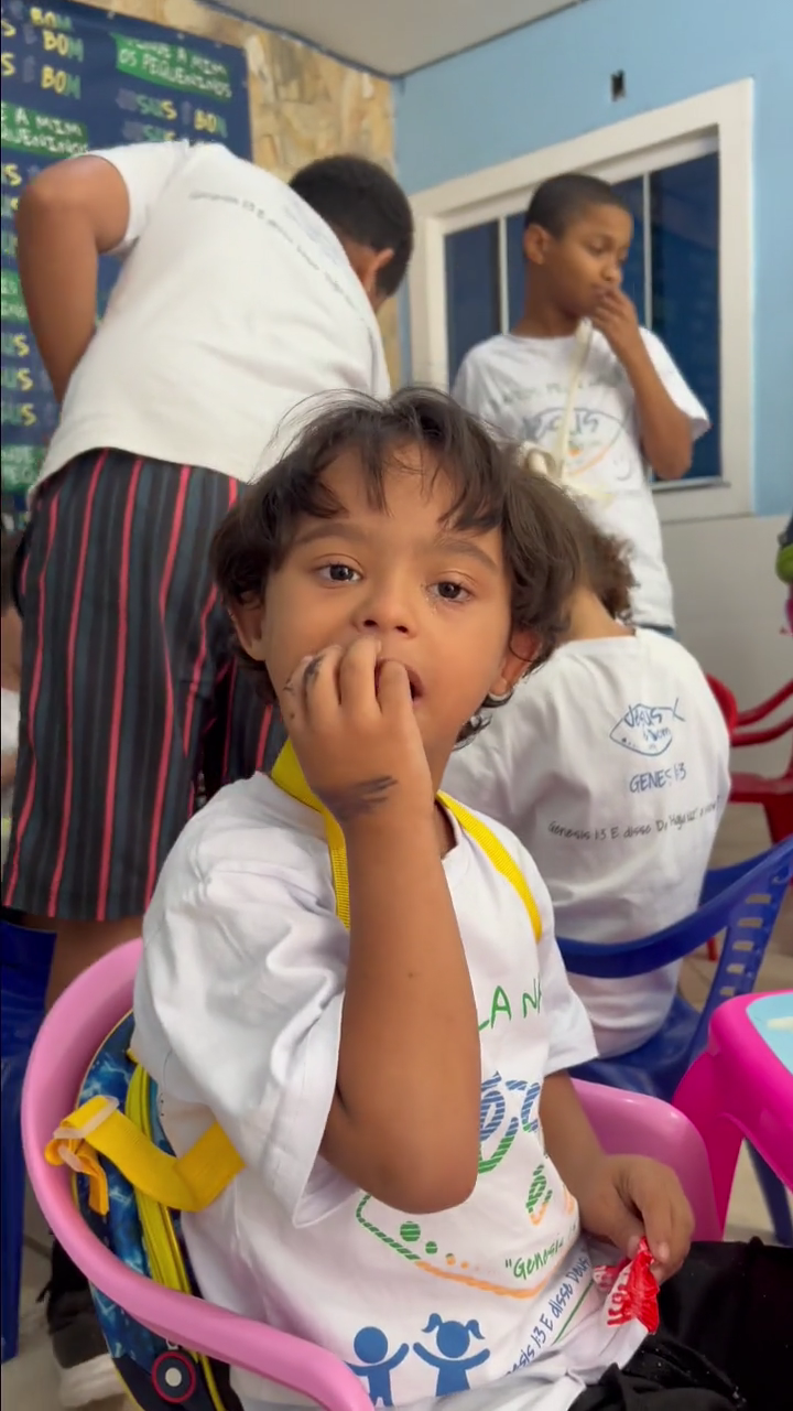 Imagem de capa do vídeo das crianças do Instituto Jesus é Bom